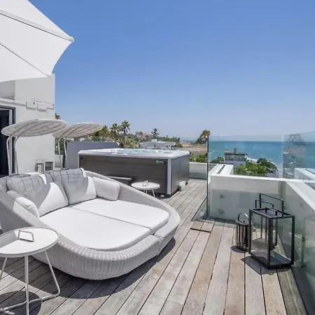 With Private Beach/pool And 15 Min To