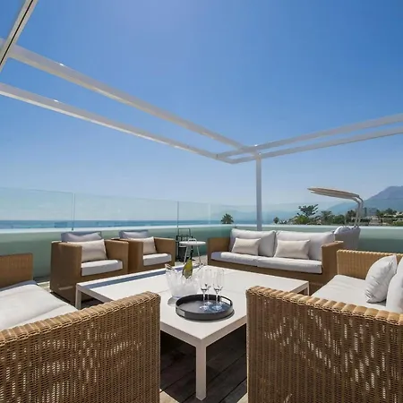 With Private Beach/pool And 15 Min To