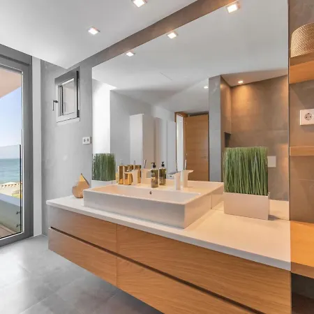 Villa With Private Beach/pool And 15 Min To *